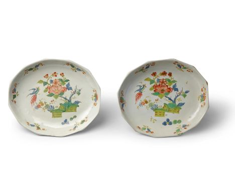 Paire de plats creux en porcelaine de Doccia, vers 1745-50 A pair of Doccia deep dishes, circa 1745-50Painted in Kakiemon sty