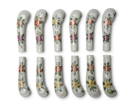 Douze manches à couverts en porcelaine de Doccia, vers 1750 A set of twelve Doccia cutlery handles, circa 1750Painted with po