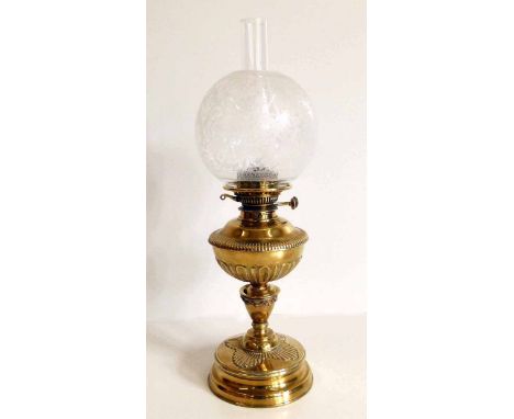 Victorian brass oil lamp with frosted glass shade. Condition report: see terms and conditions