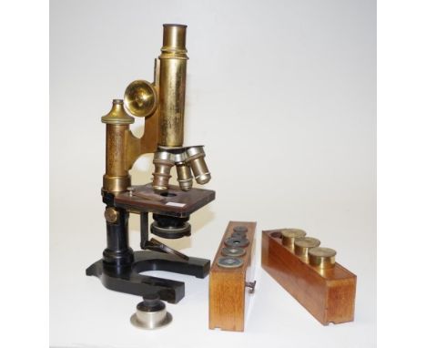 Antique Ernst Leitz Wetzlar brass microscope with box and accessories, 1920s, NR 95366,