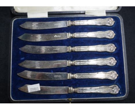 Cased set of sterling silver handle fruit knives hallmarked Sheffield 1924, maker Walker &amp; Hall