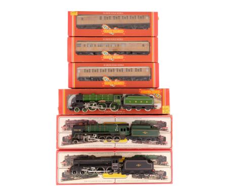 Boxed Hornby 00 Gauge model railway locomotives and carriages comprising an R.053 LNER Class B17 'Manchester United', R.861 B
