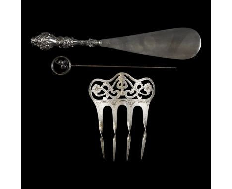 An Edwardian silver hair comb together with an Edwardian silver-handled shoe horn and silver hat pin with clover terminal, fo