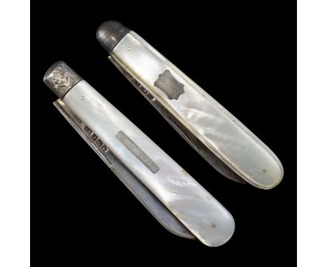 Two pocket folding fruit knives having silver blades and mother-of-pearl grip scales, Sheffield, 1923 and 1906, largest 9 cm 