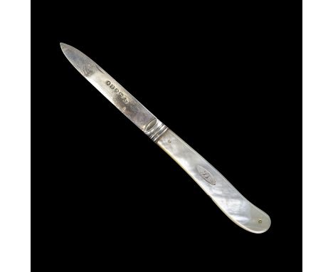 A Victorian folding fruit knife having mother-of-pearl grip scales and a silver blade, 7.5 cm closed 