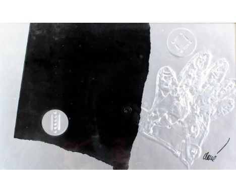 Clavé, Antoni: (1913-2005). Composition au gant. Carborundum mit Prägung. 27 x 43 cm. Unt. re. sign. - Gerahmt.   R