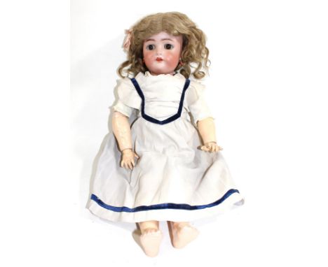 Simon &amp; Halbig: Kämmer &amp; Reinhardt. Porzellankopfpuppe mit Schlaf- Glasaugen. Massekörper. Porzellanzähnchen. 56 cm. 