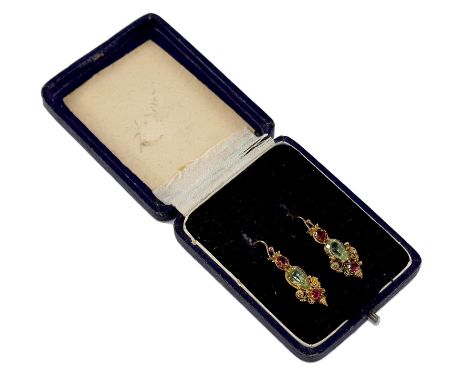 Paar antike Ohrhänger.: 14 k. Gelbgold geprüft. Um 1870. Besetzt mit wohl Rubin u. Turmalin. L: 3,5 cm. Gew. 3 g.   D