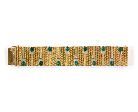 Henkel u. Grosse Pforzheim.: Armband vergoldet, aufwendig gearbeitet. Mit 12 grünen Farbsteincabochons. L: 18 cm. B: 3 cm. Ni