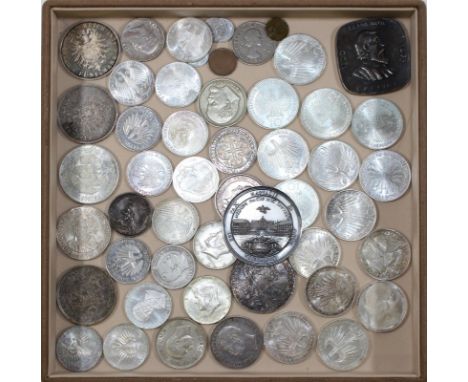 Münzsammlung: mit zahlreichen Silbermünzen u. einigen besseren Stücken. Dabei u.a. 15 x 10 DM, 12 x 5 DM, 50 Shilling Schuber