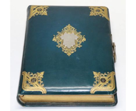 Spieluhr: in Photoalbum. Mit farb. lith. Titel, 28 Porträtfotografien u. mit eingebauter Spieluhr im hinteren Teil des Buches