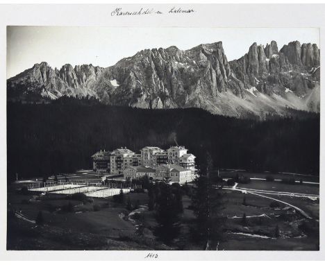 Schweiz.: Sammlung von 38 auf Kart.-Bl. aufgez. Photogr. mit eingelicht. Text (Qu.Gr.8-Qu.Kl.4°), ca. 1900-1920.  Darunter An