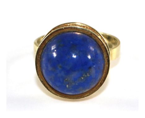 Burhorn Bielefeld: Lapislazuliring. Lapiscabochon auf rundem, gesägtem Ringkopf. Meistermarke u. Feingehaltsstempel 585. Rg. 