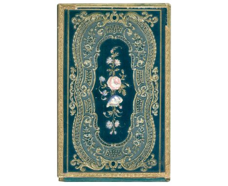 Kassette: in Buchform mit Klappdeckel. Deckel mit floralen Ornamenten in Prägedruck, Farben u. Gold, mit teilweiser geprägt. 