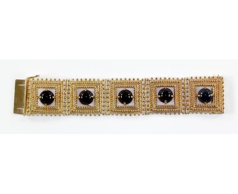 Henkel u. Grosse Pforzheim.: Armband vergoldet, aufwendig gearbeitet. Mit 5 schwarzen Farbsteincabochons. L: 18,5 cm. B: 3,5 