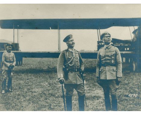 Wilhelm II.: (1859-1941). Der Kaiser bei der Besichtigung eines Grossflugzeuggeschwaders. Vorführung von Flugzeugen im Fluge.