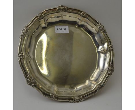 R &amp; S Garrard &amp; Co. An early 19th century circular silver serving bowl, with decorative rim, London 1837, 26cm in dia