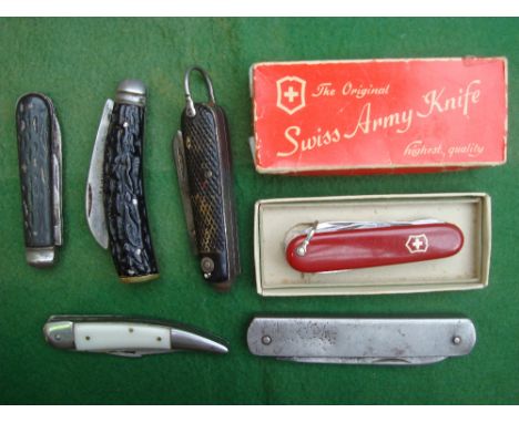 A boxed Swiss army knife and five other penknives. 