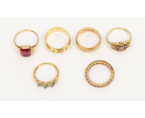 A collection of gold rings to include a 18ct gold band with engraved/embossed decoration, width approx 8mm, size O, weight ap