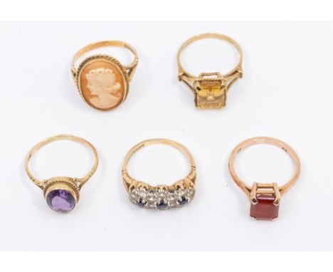 A collection of 9ct gold stone set rings to include an oval amethyst, size S, a rectangular cut topaz, size P, cameo ring, si