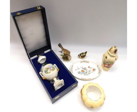 A small collection of mixed ceramics to include; a boxed modern Royal Worcester 1989 Elizabeth Vase with cover and certificat