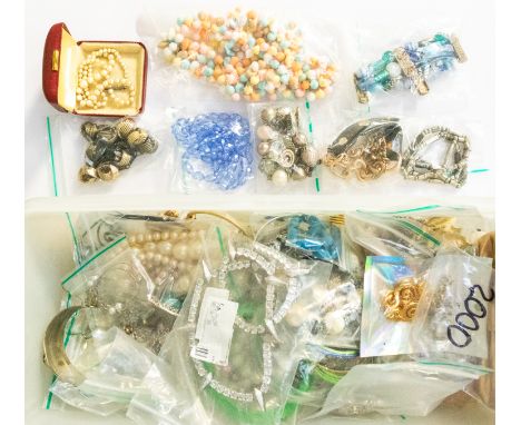 A collection of costume jewellery to include vintage brooches, compacts, rose quartz beads, vintage tea strainer, faux pearls