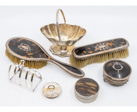 A collection of silver to include: an Edwardian silver boat shaped sugar basket, engraved decoration, reeded border and swing