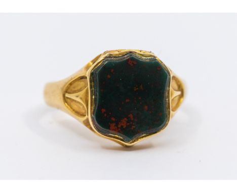 A 19th century bloodstone and 18ct gold poison ring, comprising a bloodstone set shield shaped cartouche, width approx 13mm, 