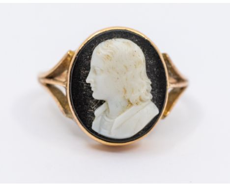 An onyx and 9ct gold ring, comprising an oval cameo depicting a male bust, width approx 15mm, split shoulders, size O, unmark