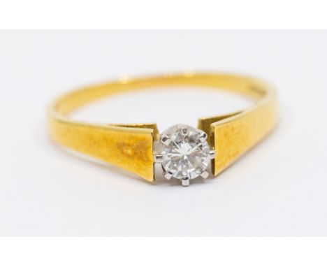 A diamond and 18ct gold ring, comprising a platinum set round brilliant cut diamond, diamond weight approx 0.25ct, to a gold 