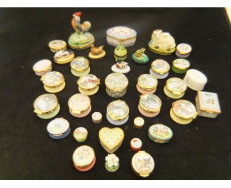 A quantity of various mainly modern trinket boxes including Halcyon Days and other enamel boxes, Limoges hand painted boxes e