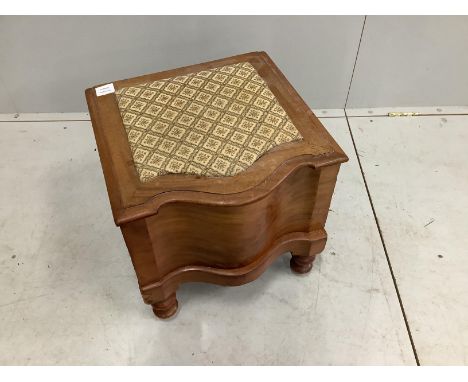 A Victorian mahogany serpentine commode, width 44cm, depth 41cm, height 43cm