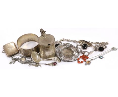 A small group of sterling or white metal jewellery, including a sterling bangle, together with  a George III reeded silver mu