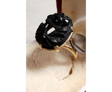 9ct Gold Ladies Whitby Jet Ring - size K 