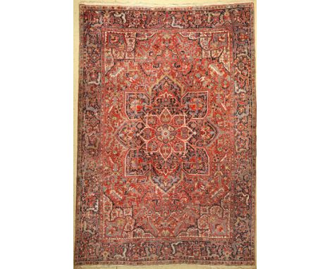Heriz alt,   Persien, um 1940, Wolle auf Baumwolle, ca. 365 x 250 cm, EHZ: 2-3, (kleineTritfalte)Heriz old, Persia, around 19