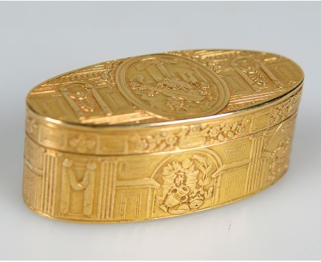 Small snuff box in embossed gold. France. 18th century.In an oval format, completely carved with exquisite decoration of arch