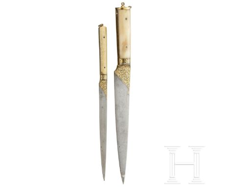 Goldtauschierter Kard mit inseitigem Beimesser, Indien, 20. Jhdt.  Kräftige Rückenklinge aus Schweißdamast mit verstärkter Sp