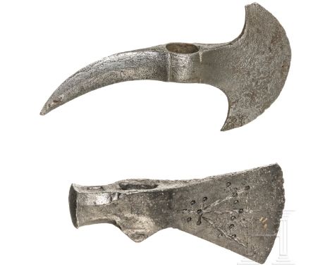 Zwei Streitaxtköpfe, Südosteuropa, 16./17. Jhdt.  Halbrunde, etwas narbige Blätter, ein Exemplar aus Schweißdamast auf Tülle 
