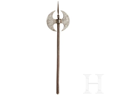 Streitaxt (tabar), Persien, 1. Hälfte 19. Jhdt.  Axtkopf mit zwei kräftigen symmetrischen, floral geschnittenen, halbmondförm
