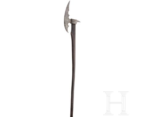 Sturmaxt, süddeutsch, 2. Hälfte 16. Jhdt.  Langes, schlankes Blatt mit leicht gekrümmter Schneide. Mit Messing gefüllte Punkt