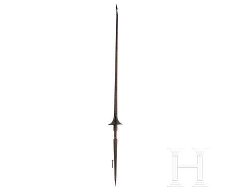 Seltene Turnierlanze für das Türkenkopf- oder Ringelstechen, deutsch, um 1600  Kleines rautenförmiges Blatt an konischer Tüll