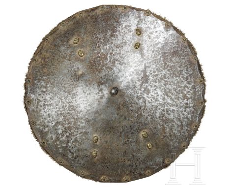 Schwerer kugelfester Rundschild, Nürnberg, um 1600  Leicht gewölbter Rundschild mit sichtbarem Hammerschlag und Beschussprobe