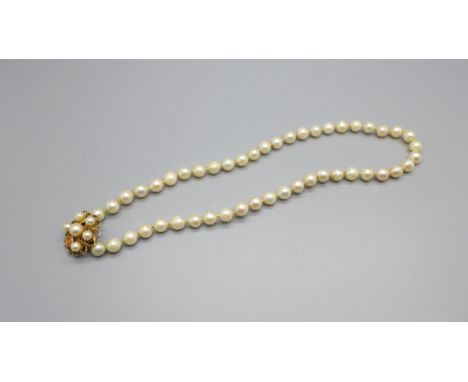 A pearl necklet with 9ct gold clasp, one pearl missing 