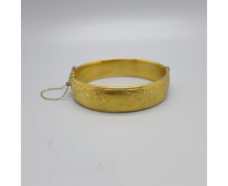 A 9ct gold metal core bangle 