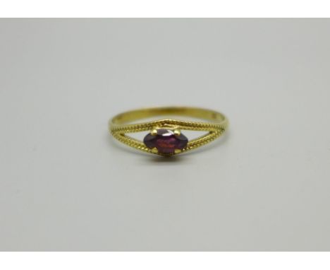 A yellow metal and amethyst ring, 1.1g, O 