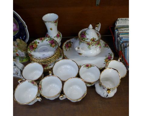 A Royal Albert Old Country Roses six setting tea service (22 pieces) and a vase 