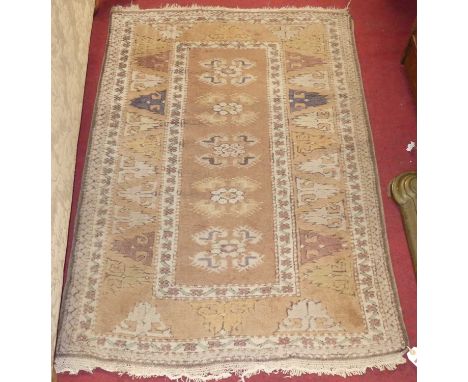 A Turkish woollen pale ground Kelim hall rug, 131 x 92cm 