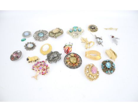 A collection of twenty one assorted vintage brooches. Including Scottish hardstone, etc.