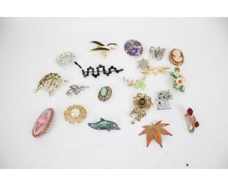 Twenty various vintage brooches in differing designs