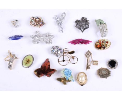 A collection of twenty assorted ladies vintage brooches.